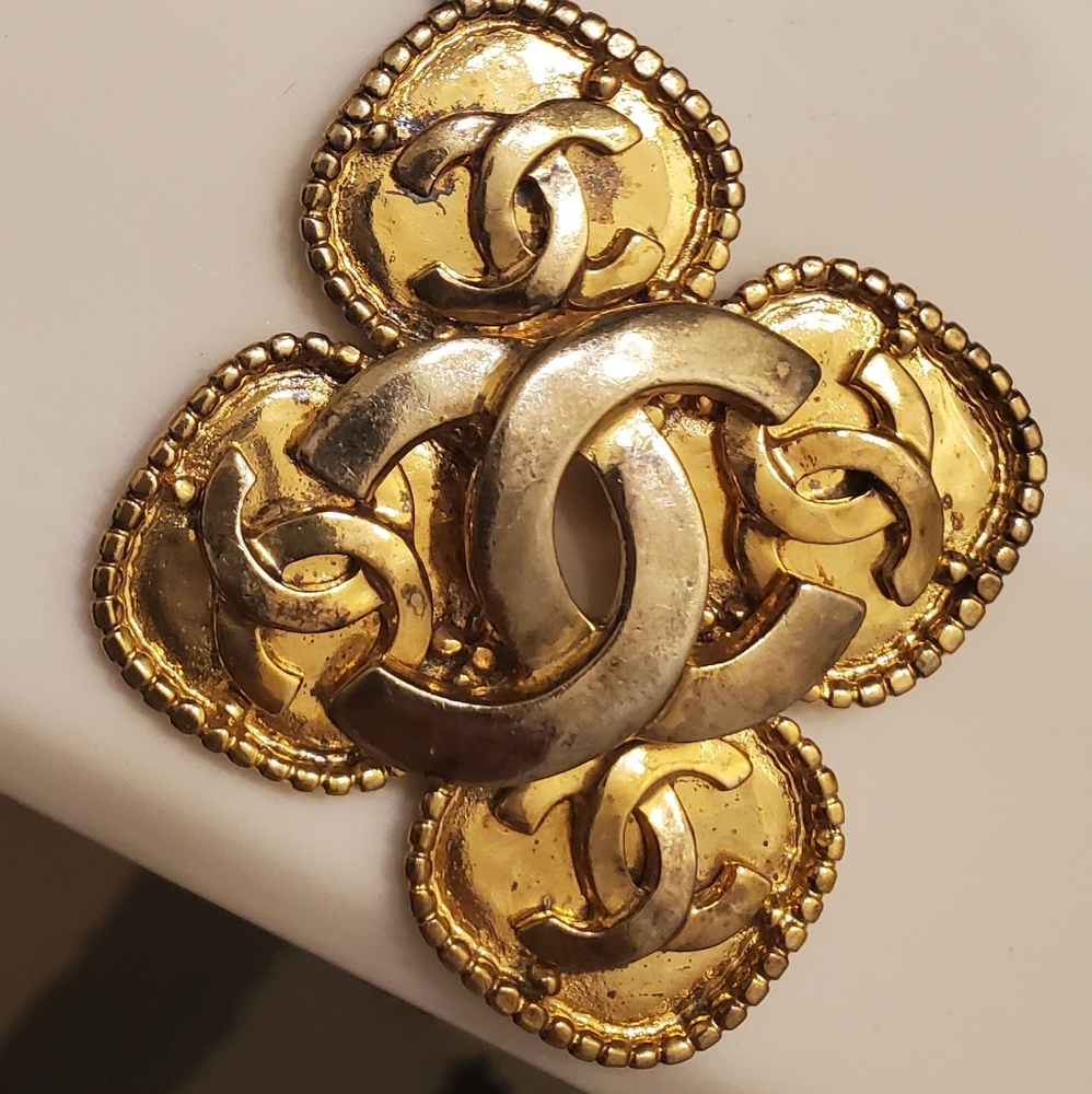 Channel necklace